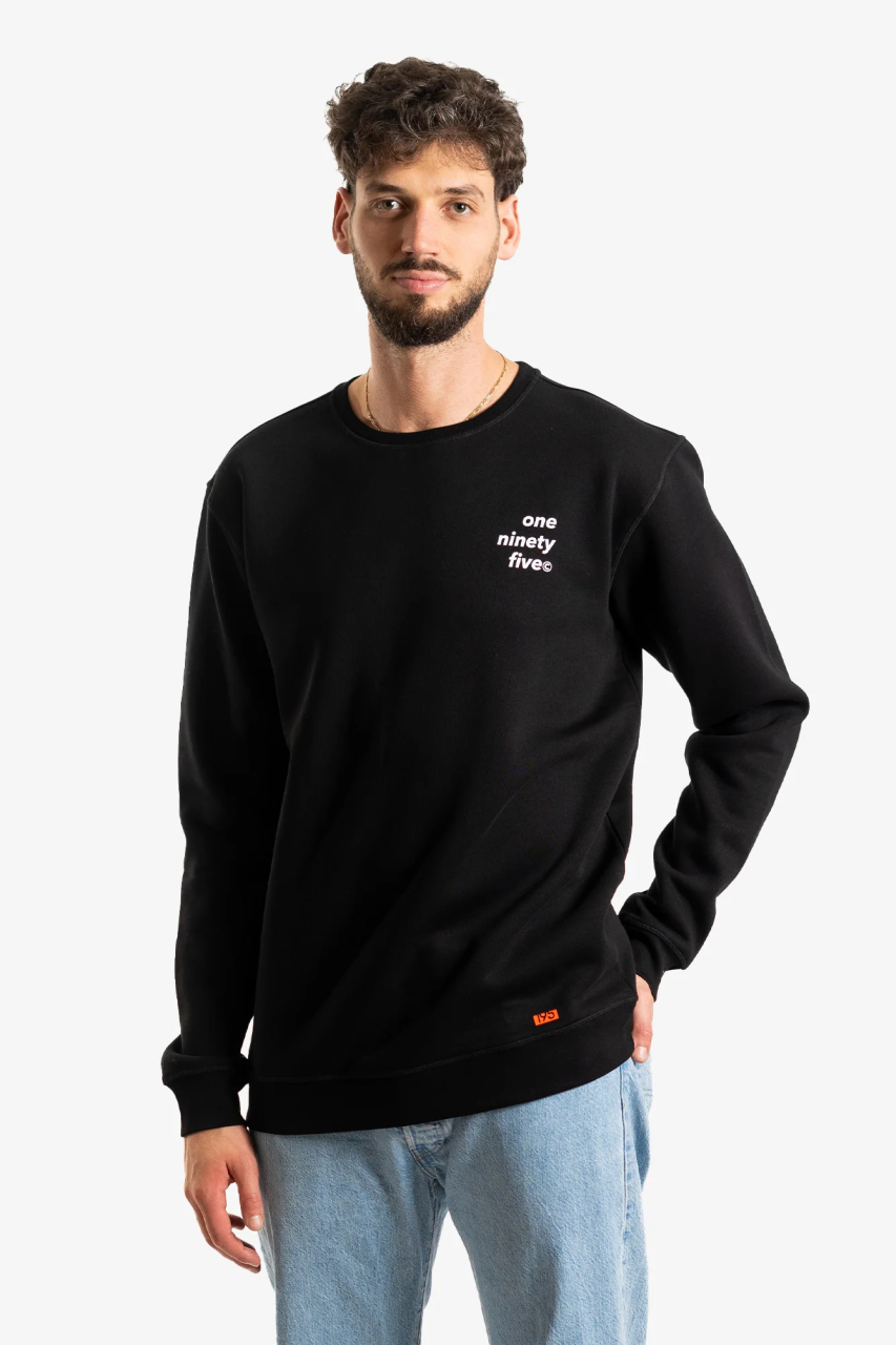 langer sweater in schwarz fuer Menschen ab einer Groesse von 1,90 Meter