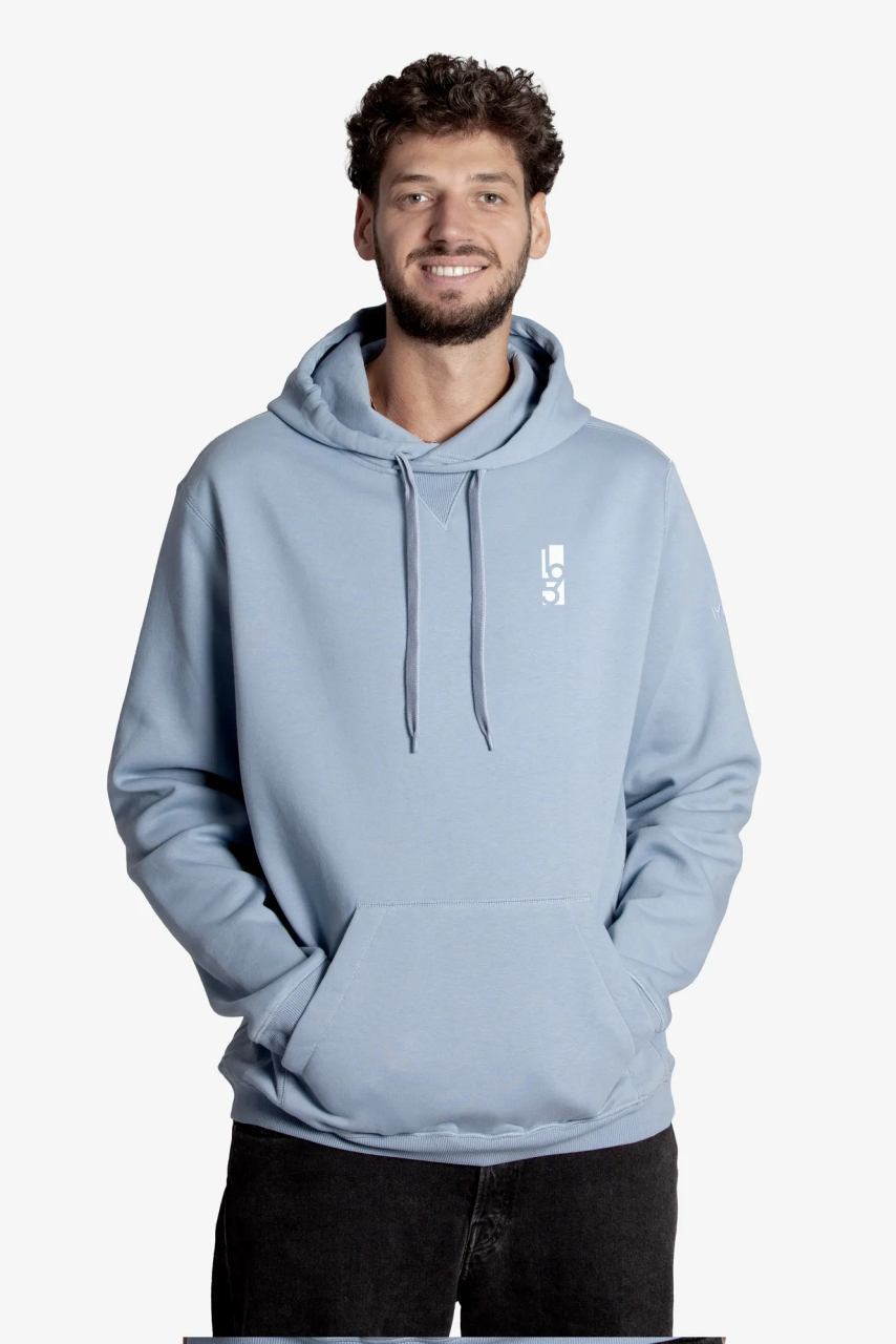 Langer oversized Hoodie in hellblau fuer Menschen ab einer Groesse von 1,90 Meter