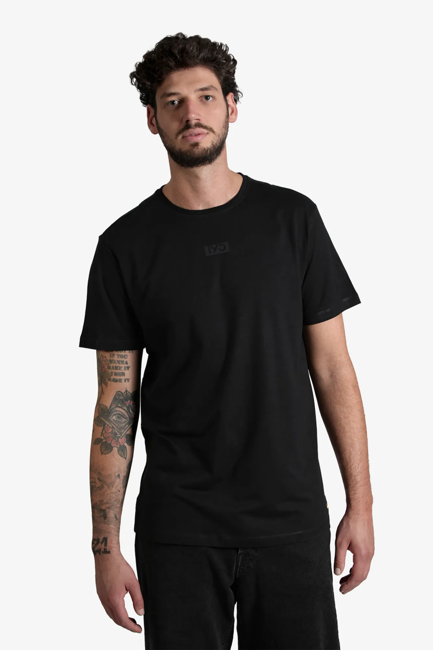 Extra Langes T-Shirt in schwarz fuer lange Menschen ab einer groesse von 1,90 Meter