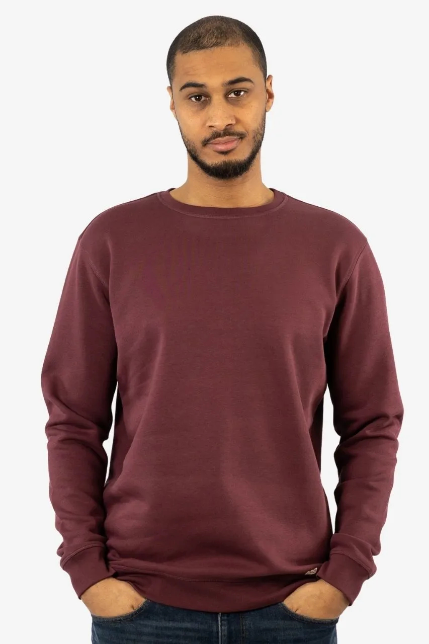 Langer Sweater in rosso fuer Menschen ab einer Groesse von 1,90 Meter